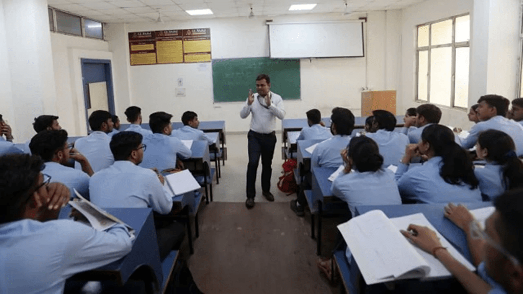 Students studying in a Hindi-medium classroom, showing how Abdul Kalam quotes reach learners across Indian languages.